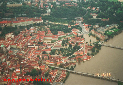 Červnová povodeň 2002, průtok odpovídá Q500 (5160 m3/s), zdroj: www.povodnefoto.cz