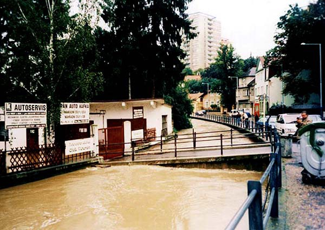 Botič v Záběhlické ulici, povodeň 2002