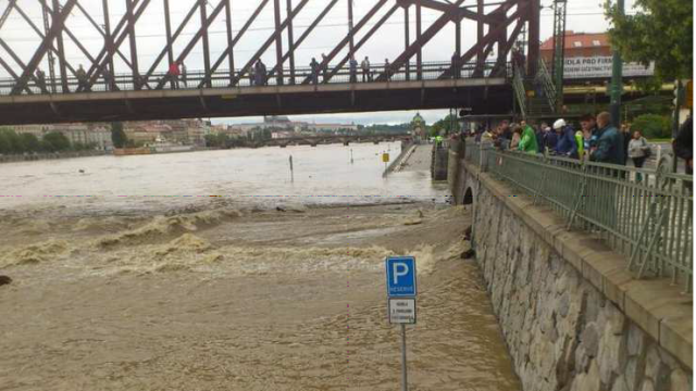 Zadutí Botiče v ústí do Vltavy v místě nedemontovaného zábradlí za povodně 2013