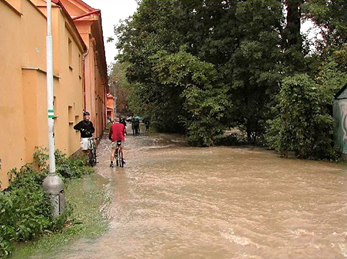 Záběhlický zámek - Ulice Za Potokem při povodních v roce 2002 (zdroj: http://www.zabehlice.net/foto07_povoden_2002.html)