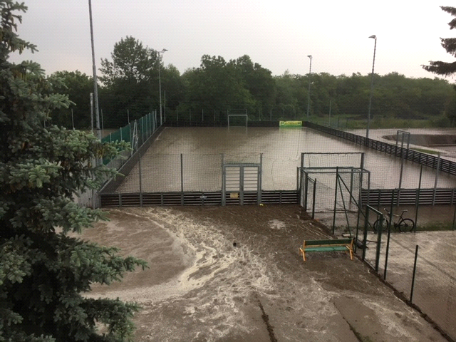 Přívalová povodeň v květnu 2018 ve sportovním areálu (Zdroj: MČ Praha-Březiněves, Fotogalerie)