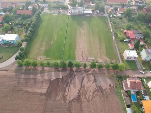 Následky povodně v květnu 2018 u fotbalového hřiště  (Zdroj: MČ Praha-Březiněves, Fotogalerie)