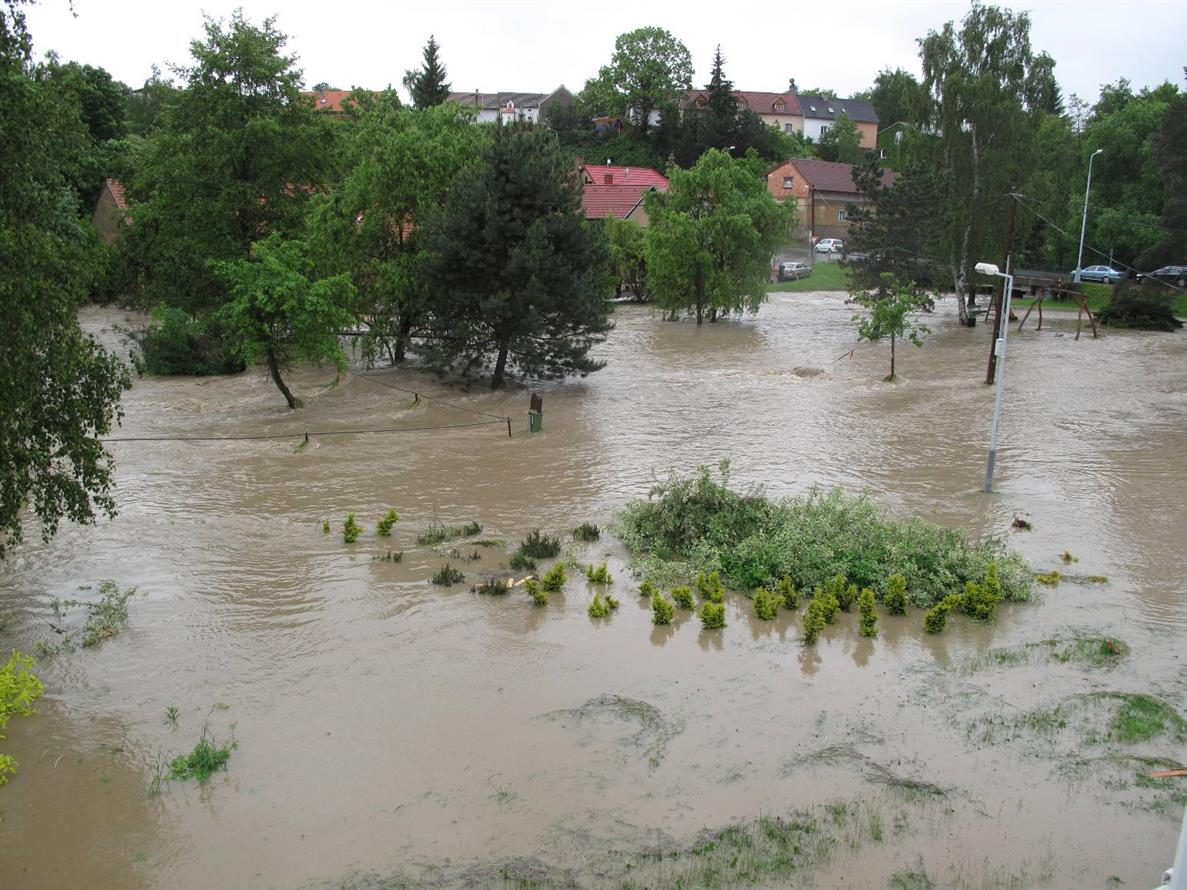 Povodeň v roce 2013 – Arenovo náměstí (Zdroj: MČ Praha-Křeslice, Fotogalerie)