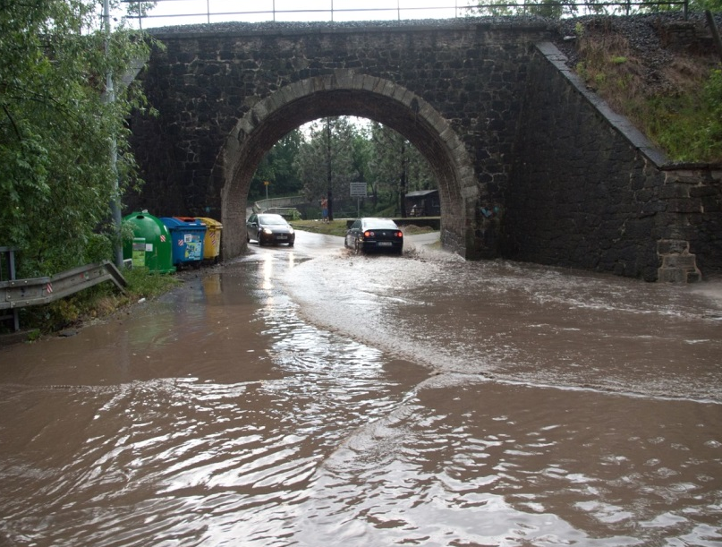 Zatopená ulice Dalejská pod viaduktem 6. 6. 2011 (Zdroj: MČ Praha-Řeporyje)