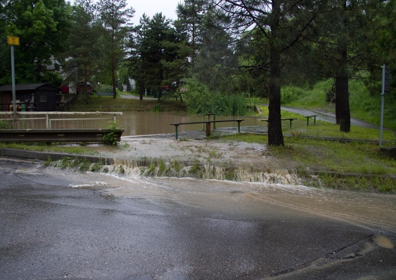 Přetékající rybník Bubec v 2. 6. 2013 (Zdroj: MČ Praha-Řeporyje)