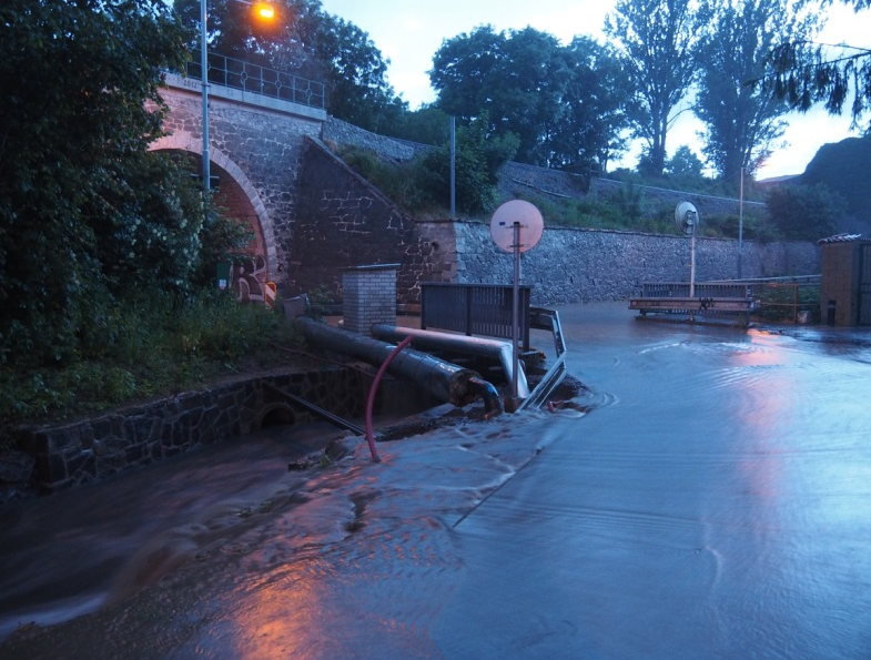 Zaplavená ulice Mládkova/Dalejská 16. 6. 2016 (Zdroj: MČ Praha-Řeporyje)