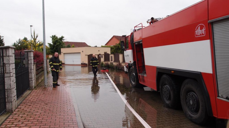 Povodně červen 2013 – ulice Loucká (Zdroj: MČ Praha-Šeberov, Fotogalerie)