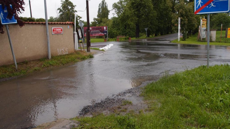 Povodně červen 2013 – ulice V Úhoru (Zdroj: MČ Praha-Šeberov, Fotogalerie)