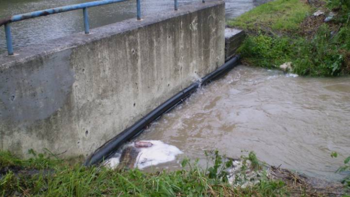 Přítok Vesteckého potoka - propustek mostku pod komunikací K Šeberáku – 3. 6. 2013