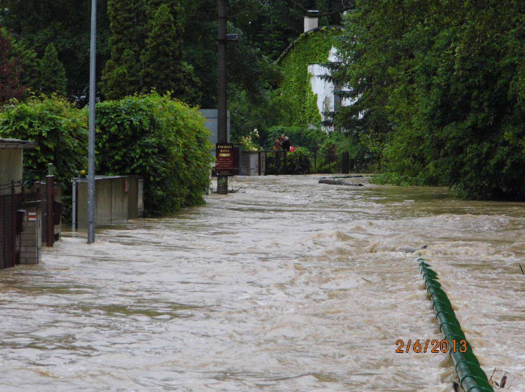 Zatopená ulice U Břehu dne 2. 6. 2013 v 15.07 hod (Zdroj: MČ Praha 15 – Zpráva o povodni červen 2013)